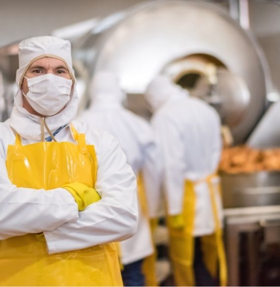 trabalhador de fábrica com avental amarelo trabalhador de fábrica com avental amarelo